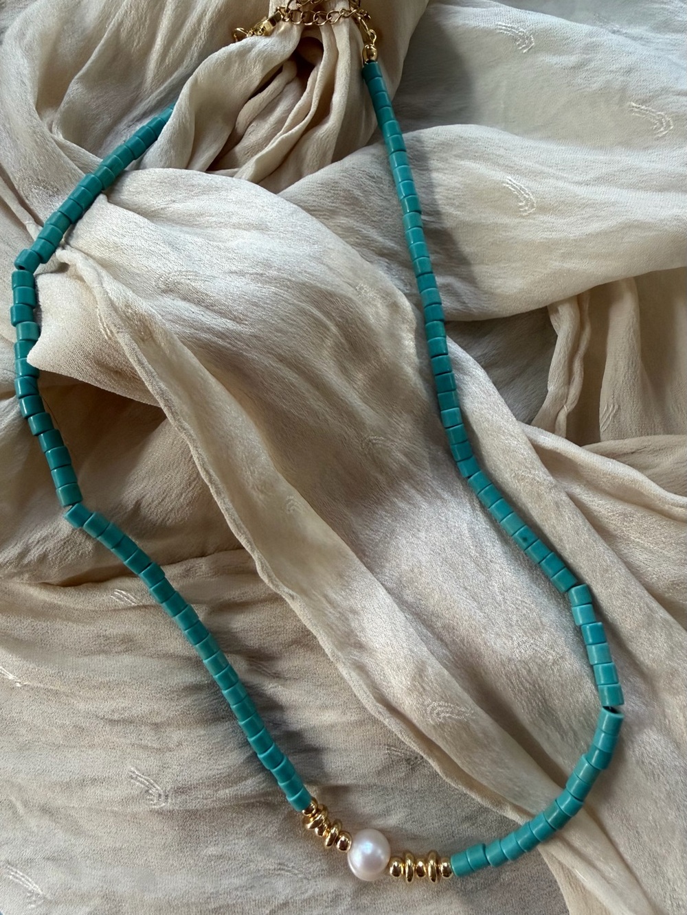 16.5 inch Turquoise Tube Beaded Necklace with Center Pearl Accent